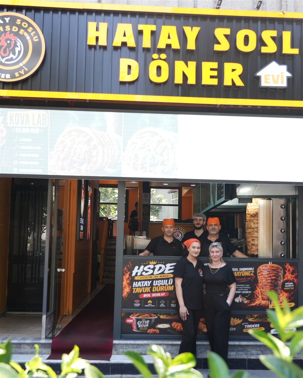 Hatay Soslu Döner Evi ekibi ve şube girişi